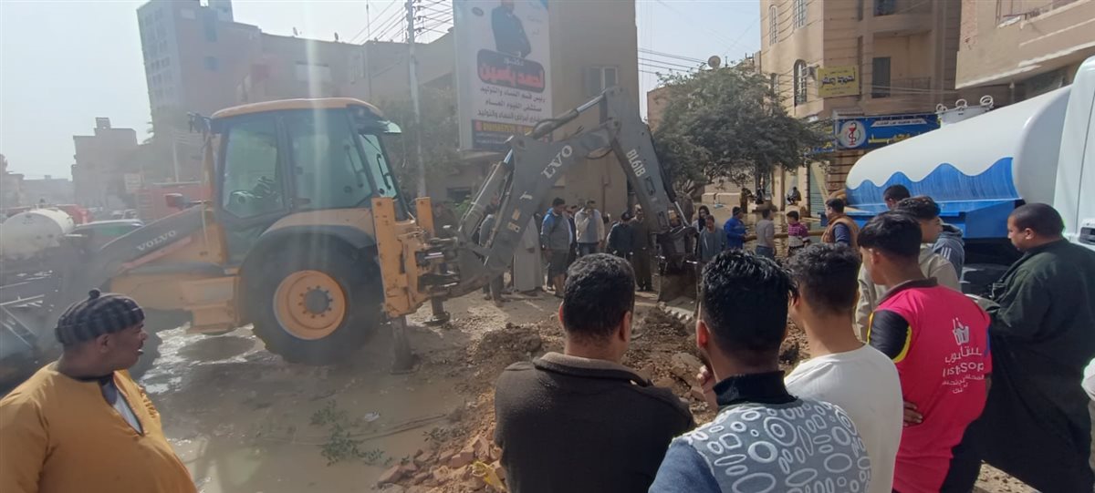 رئيس مياه الفيوم يترأس فرق عمل الشركة للمشاركة في حل مشكلة انسداد مصرف غيط العلوي بسنورس
