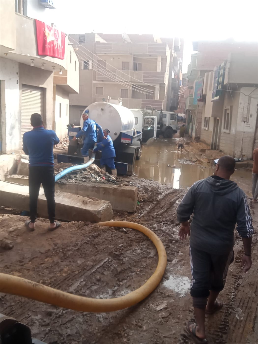 رئيس مياه الفيوم يترأس فرق عمل الشركة للمشاركة في حل مشكلة انسداد مصرف غيط العلوي بسنورس