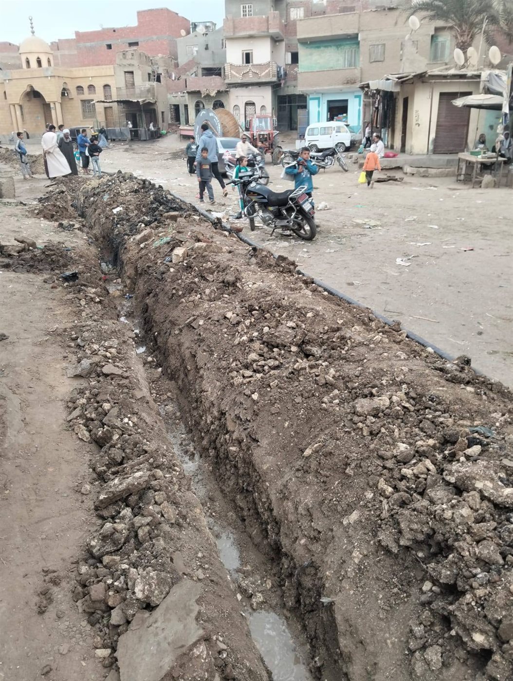 كابل كهرباء 11 ألف فولت فوق ماسورة مياه يهدد حياة الأهالي بالروضة في الفيوم&nbsp;
