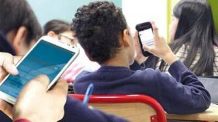<strong>بوليفيا تحظر استخدام الهواتف المحمولة في المدارس</strong>