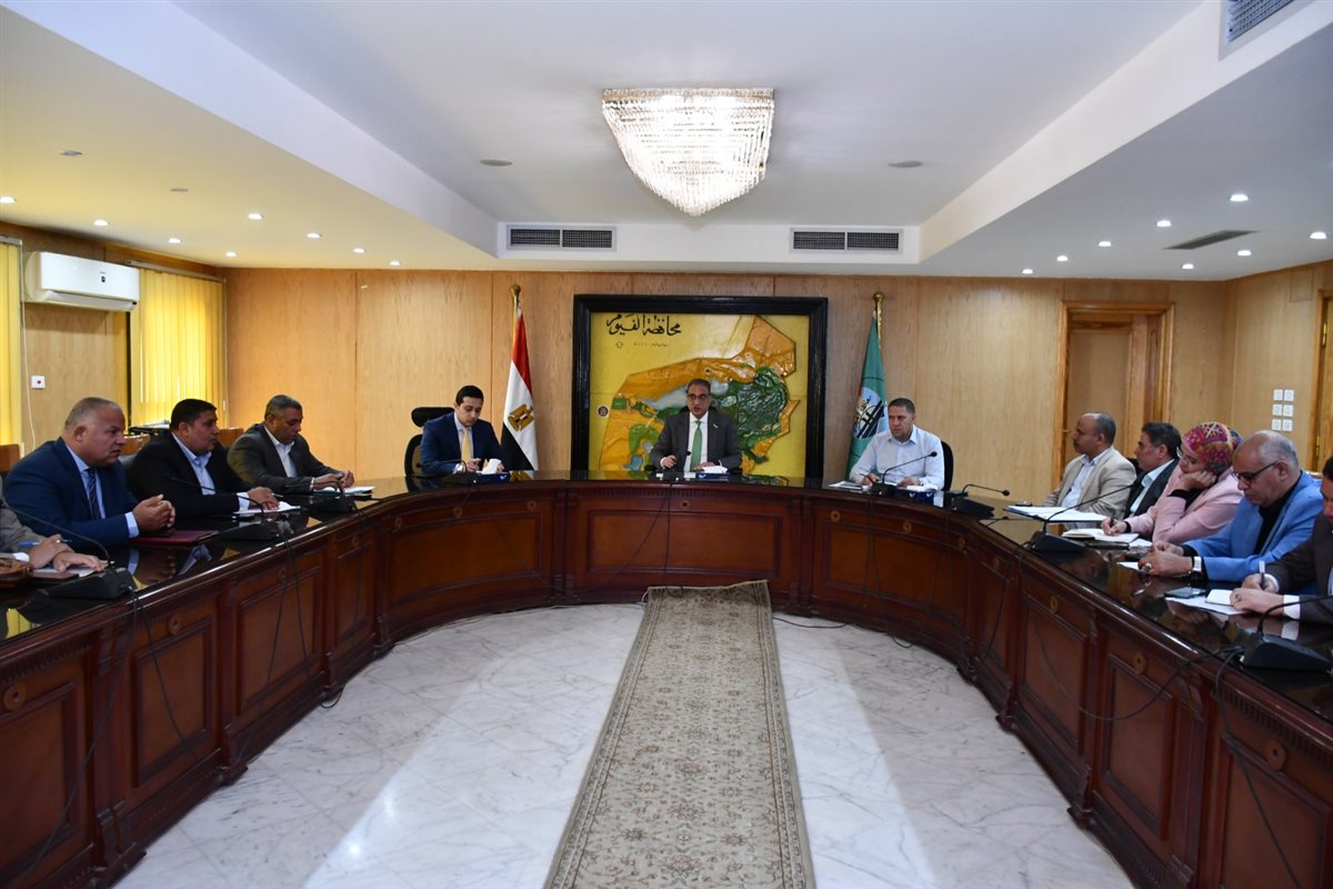 محافظ الفيوم يناقش خطة ومستهدفات العمل للجان استغلال أراضي الدولة المستردة