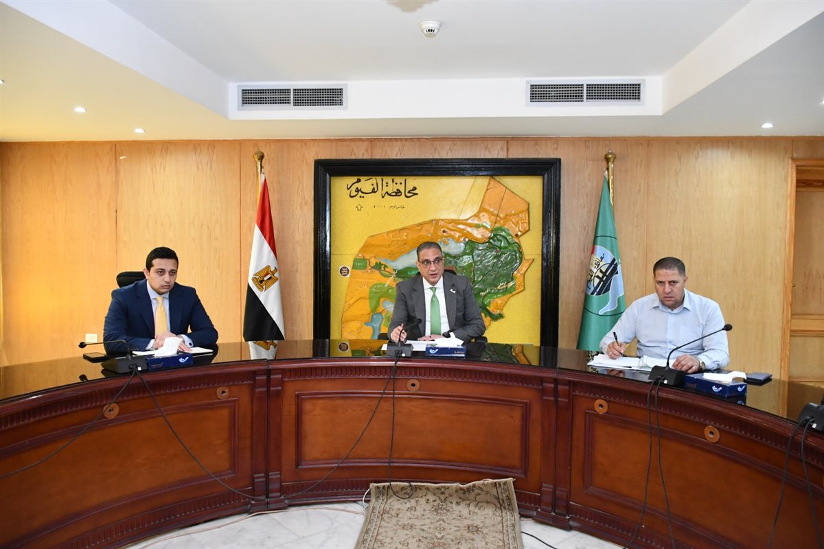 محافظ الفيوم يناقش خطة ومستهدفات العمل للجان استغلال أراضي الدولة المستردة