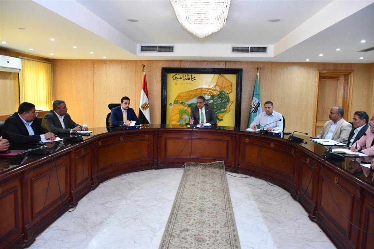 محافظ الفيوم يناقش خطة ومستهدفات العمل للجان استغلال أراضي الدولة المستردة