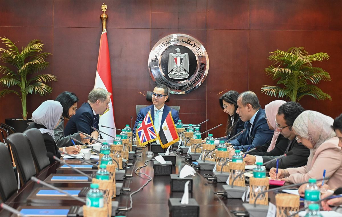 لقاء وزير الاستثمار بالسفير البريطاني