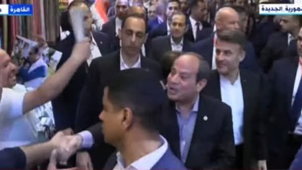 جانب من جولة الرئيس السيسي في حي خان الخليلي وبصحبته نظيره الفرنسي