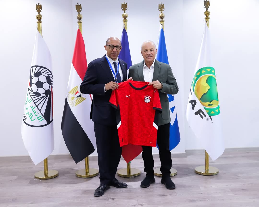 أبو ريدة يلتقي نظيره الفرنسي فيليب ديالو ويهديه درع الاتحاد وقميص المنتخب