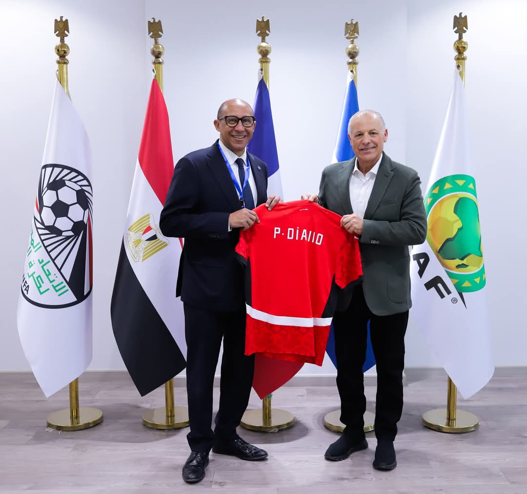 أبو ريدة يلتقي نظيره الفرنسي فيليب ديالو ويهديه درع الاتحاد وقميص المنتخب