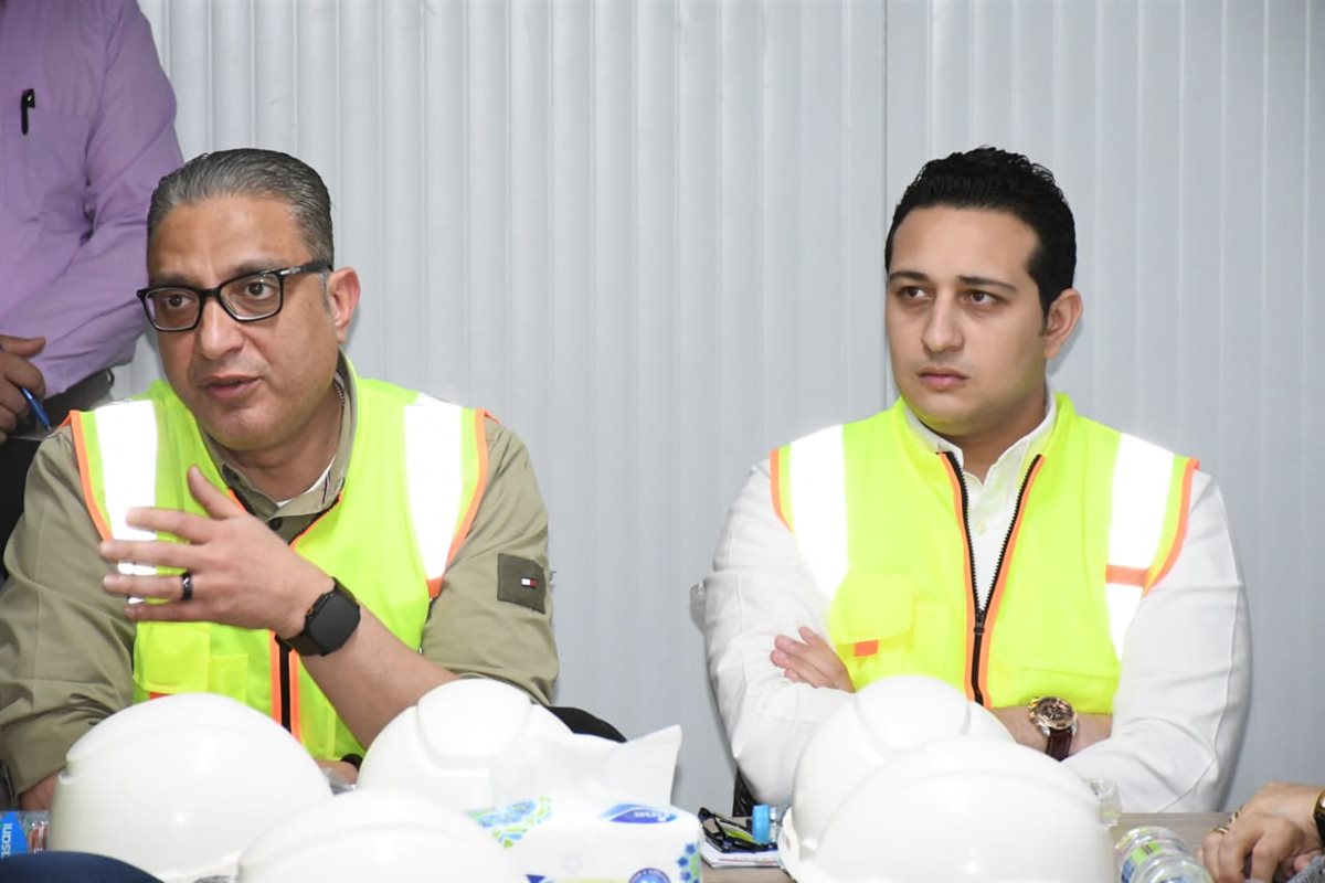 محافظ الفيوم يلتقي ووفد شركة يازاكي لمصنع الضفائر الكهربائية للسيارات