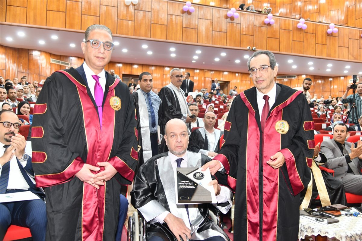 محافظ الفيوم ورئيس الجامعة يشهدان الاحتفال بعيد العلم السابع عشر