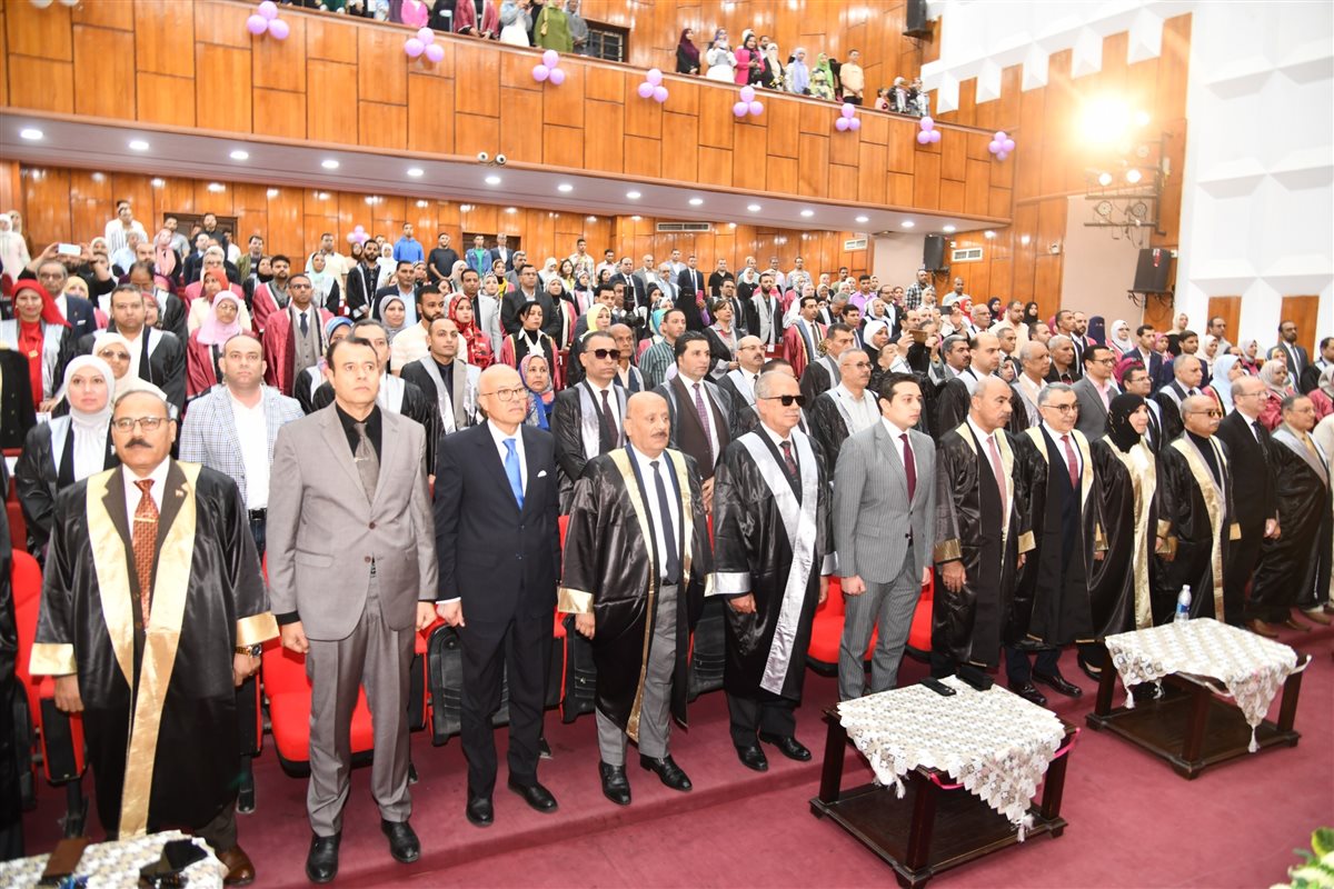 محافظ الفيوم ورئيس الجامعة يشهدان الاحتفال بعيد العلم السابع عشر