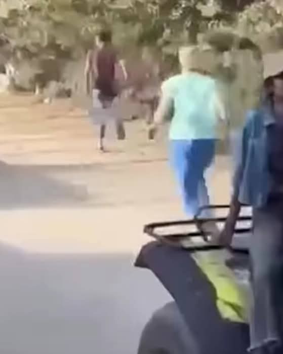 السائحة تجرى وراء الشاب