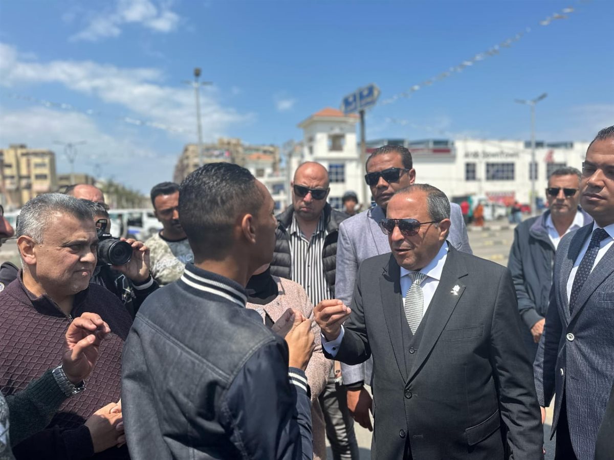 محافظ بورسعيد يتحدث للسائقين