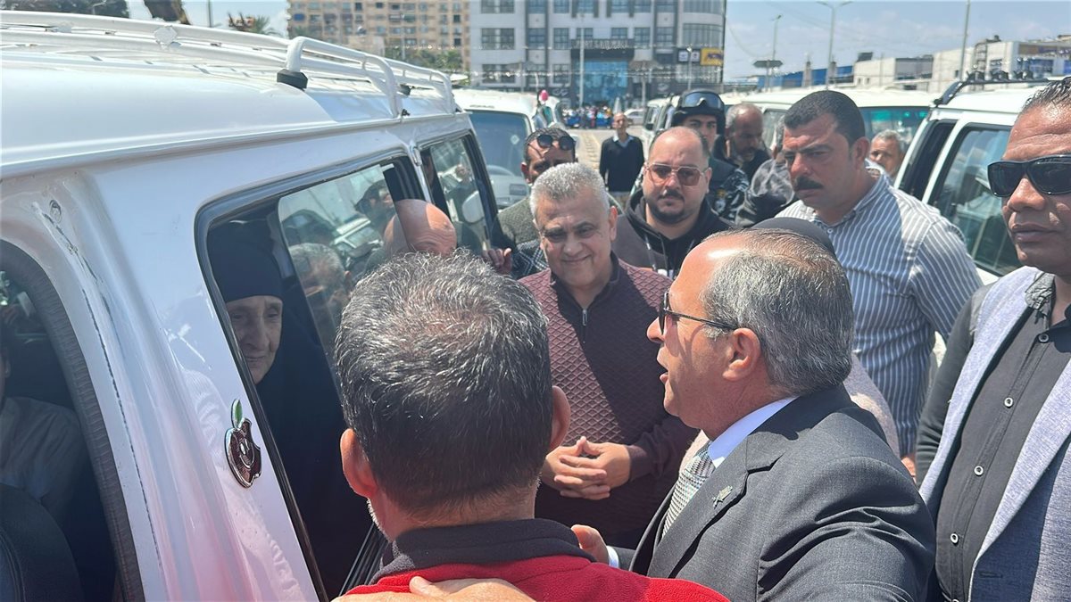 محافظ بورسعيد في موقف السرفيس