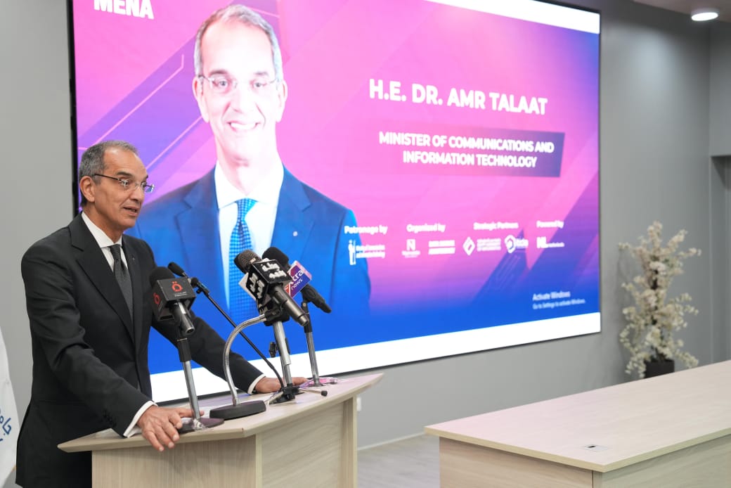 وزير الاتصالات عمرو طلعت