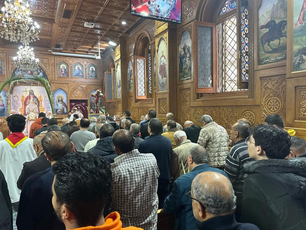 مئات المسيحيين يؤدون القداس