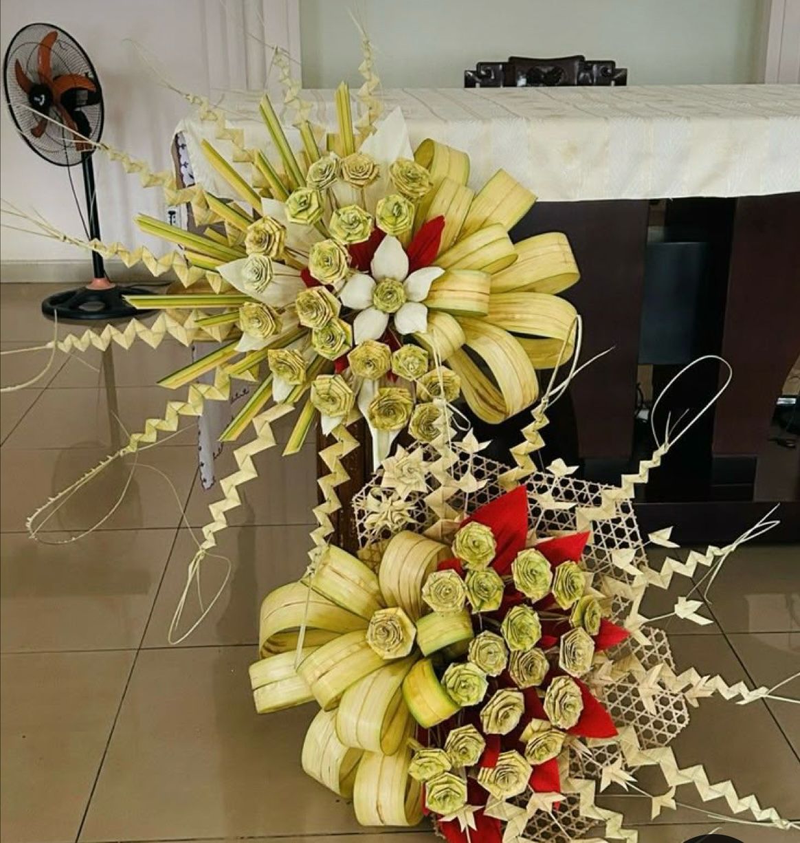 صليب وتاج وورد وزينة منزلية في أحد الزعف