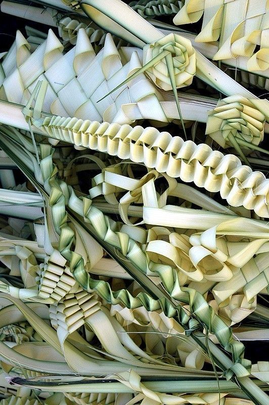 صليب وتاج وورد وزينة منزلية في أحد الزعف