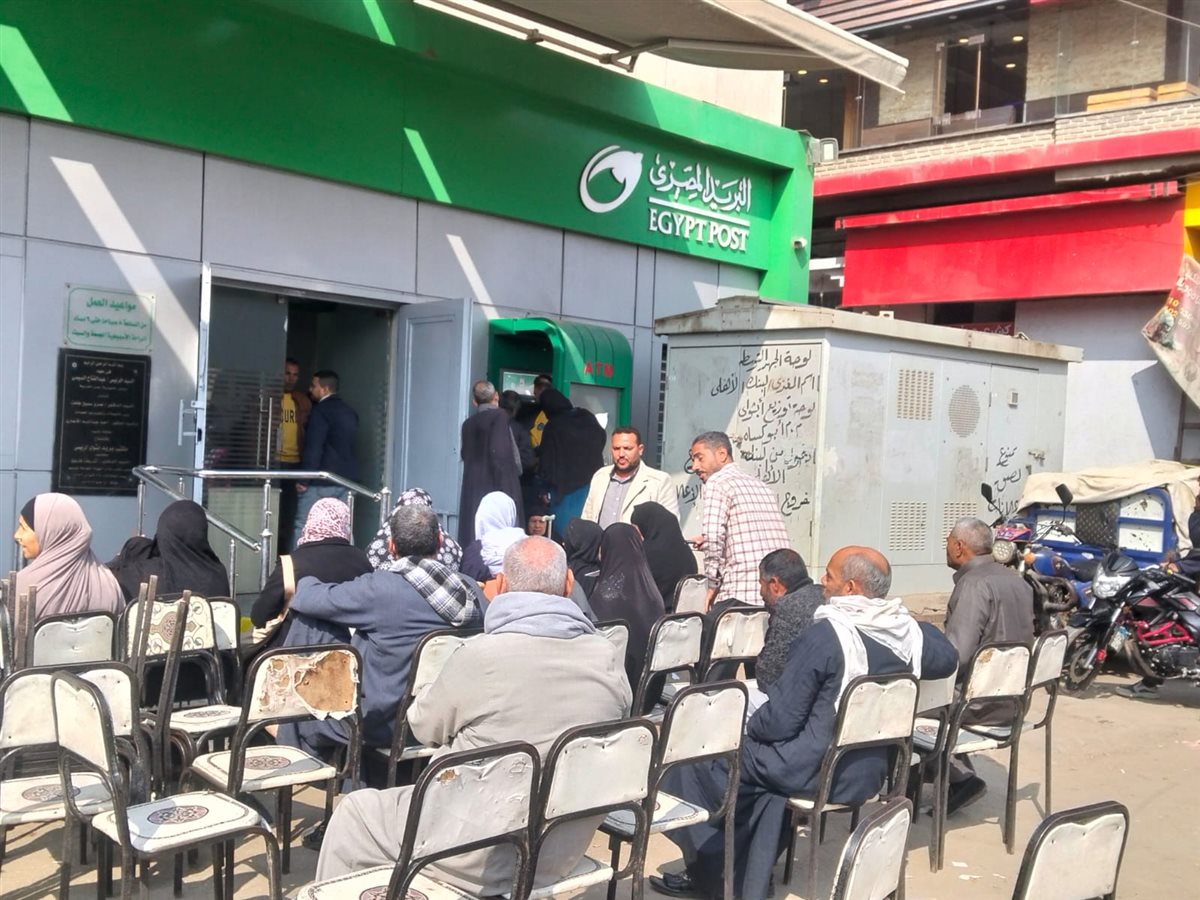 في استجابة سريعة لمحافظ الفيوم.. توفير كراسي للمترددين على مكتبي بريد سنرو القبلية وأبشواي