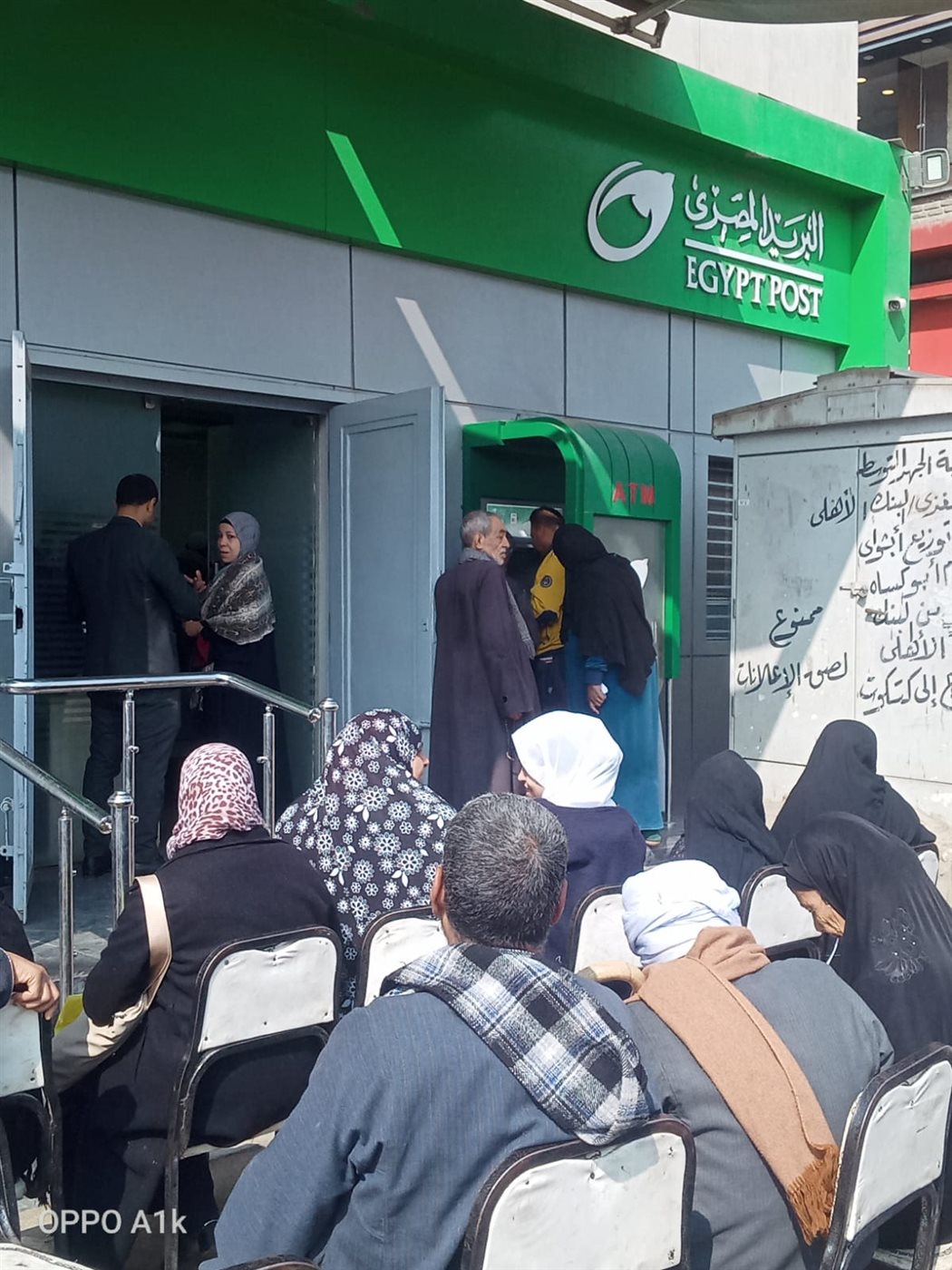 في استجابة سريعة لمحافظ الفيوم.. توفير كراسي للمترددين على مكتبي بريد سنرو القبلية وأبشواي