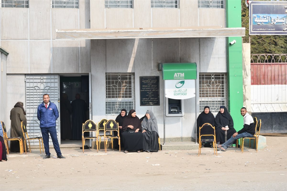 في استجابة سريعة لمحافظ الفيوم.. توفير كراسي للمترددين على مكتبي بريد سنرو القبلية وأبشواي