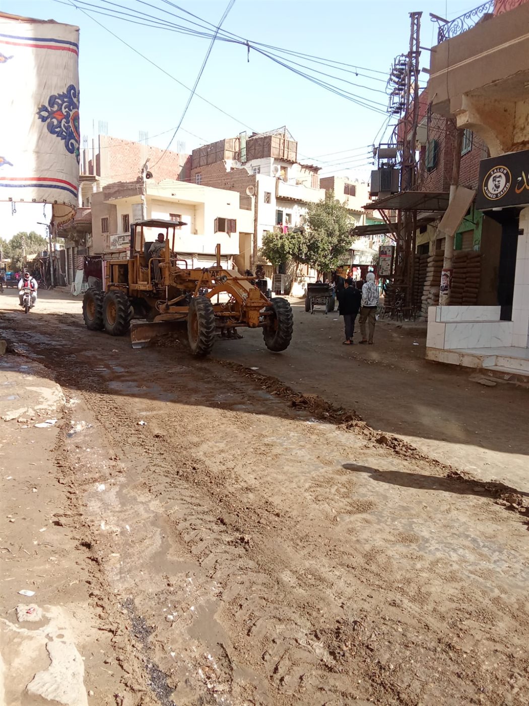 حملات للنظافة العامة ورفع الأتربة والمخلفات وصيانة الإنارة وتمهيدالطرق بسنورس&nbsp;