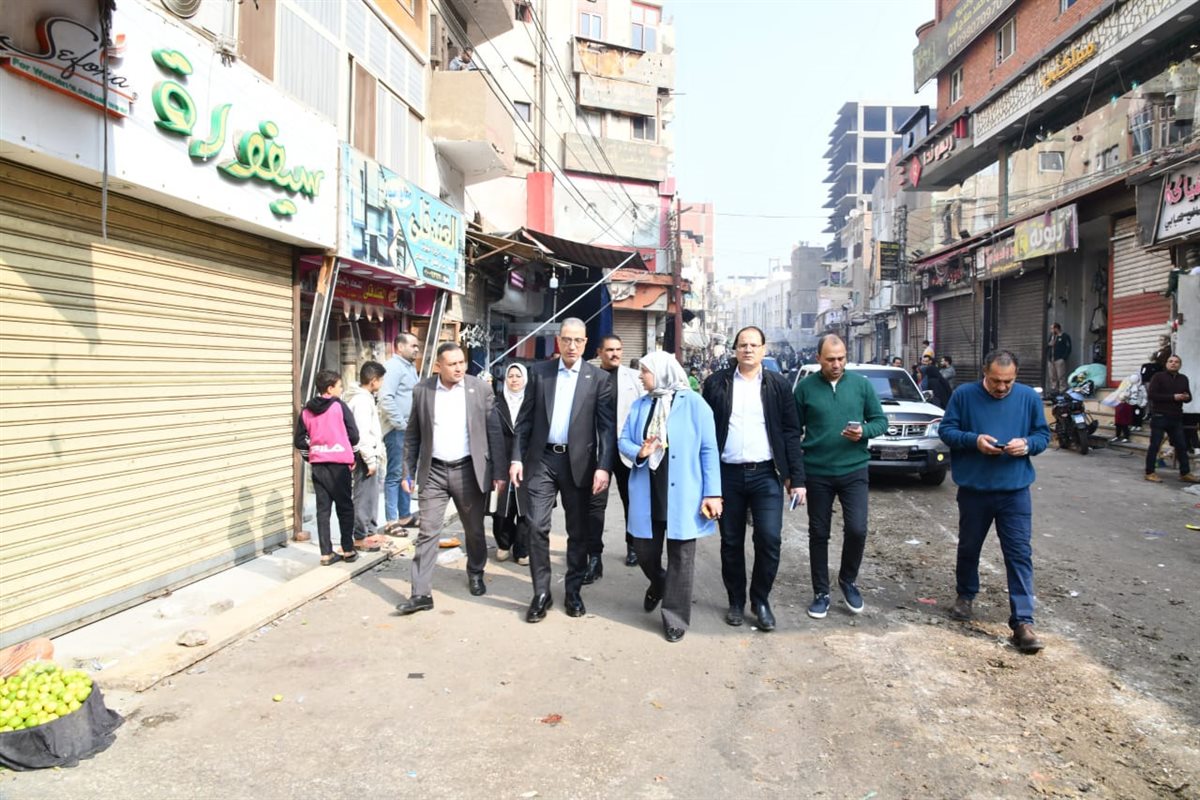 محافظ الفيوم يتفقد عدداً من المحال التجارية والجزارة وشوادر بيع الخضروات بأبشواي