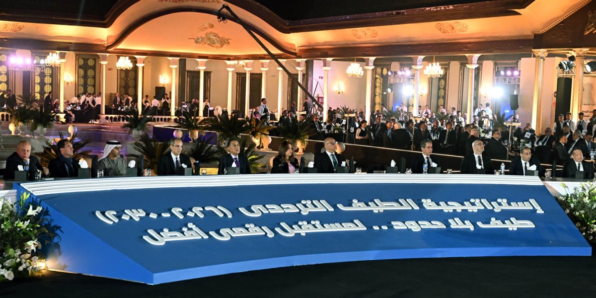 جانب من توقيع صفقة الترددات