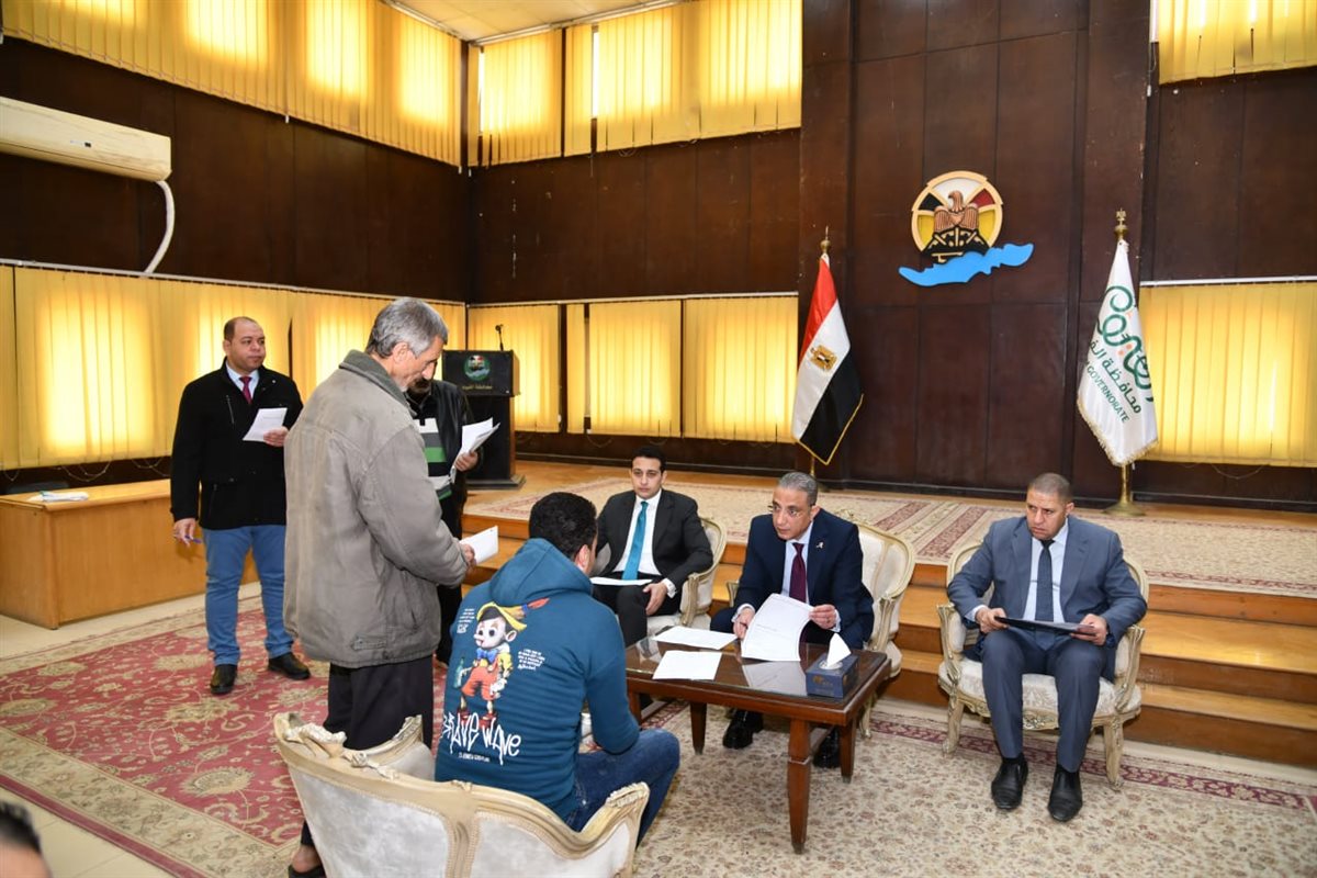 محافظ الفيوم بحث ترخيص أكشاك للفئات الأكثر احتياجاً من السيدات المعيلات وذوي الهمم