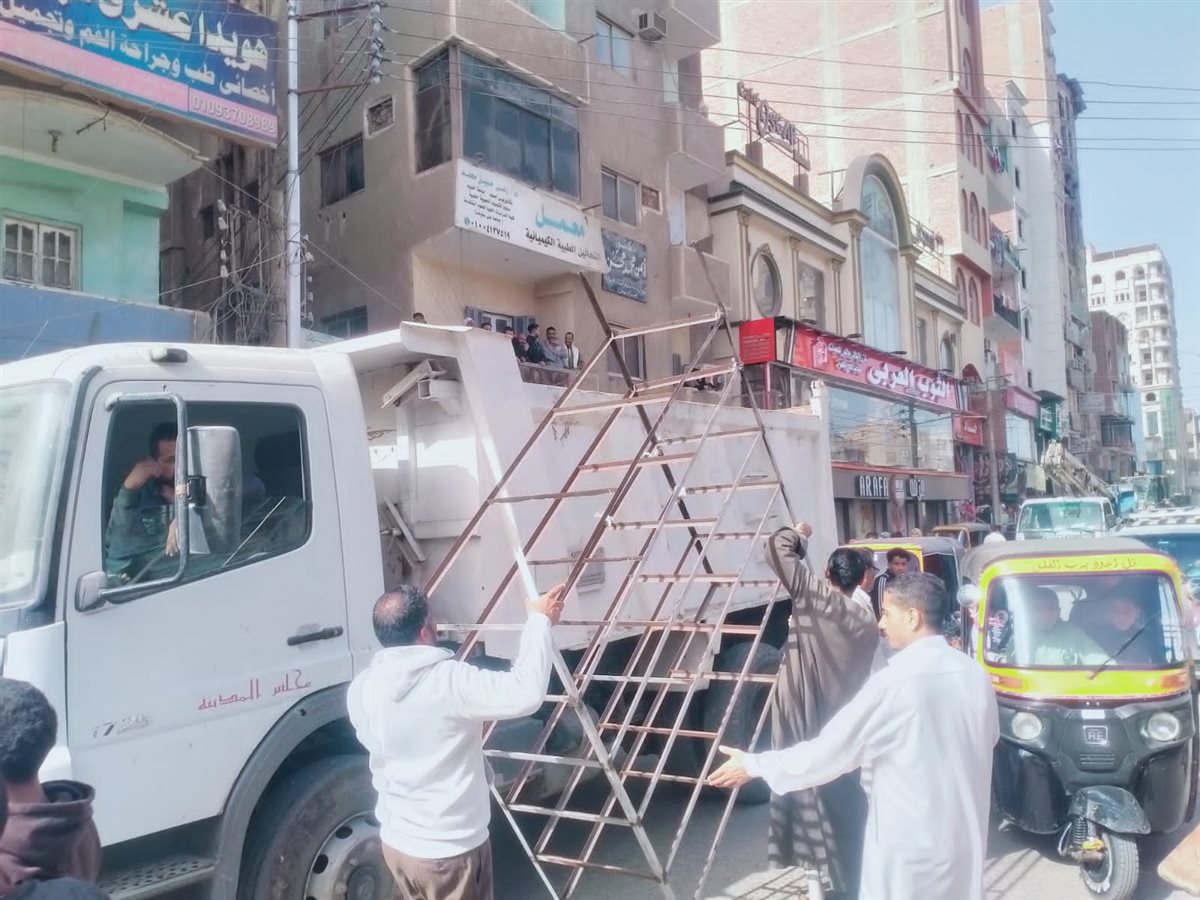 حملات للنظافة العامة ورفع الإشغالات بمركز ومدينة أبشواي