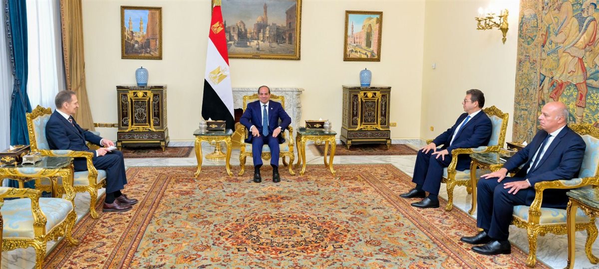 جانب من استقبال الرئيس السيسي لرئيس استخبارات روسيا&nbsp;