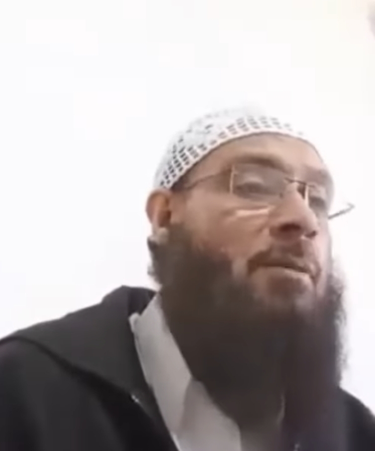 صورة من فيديو سلفي يهاجم أبوي النبي
