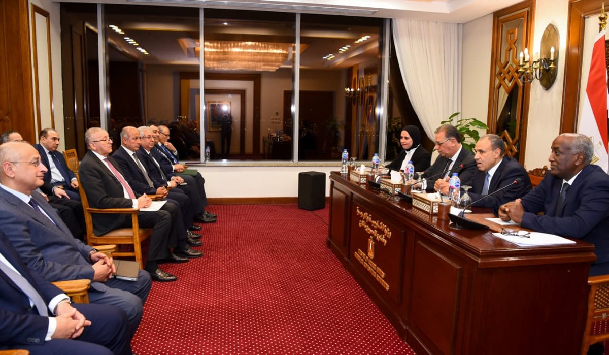 <strong>وزير الخارجية يجتمع بقيادات الوزارة</strong>