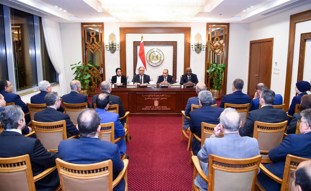 <strong>وزير الخارجية يجتمع بقيادات الوزارة</strong>