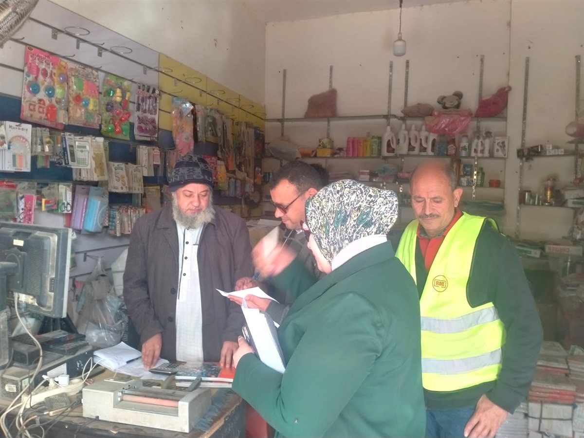 مياه الفيوم : تنفذ حملات طرق أبواب واستطلاعات رأي للمواطنين بعزبة عبدالعظيم