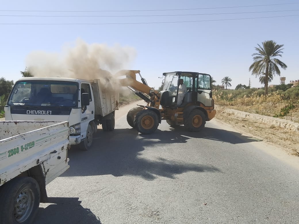 حملات للنظافة وصيانة الإنارة وتمهيد الطرق بمركز ومدينة يوسف الصديق بالفيوم&nbsp;