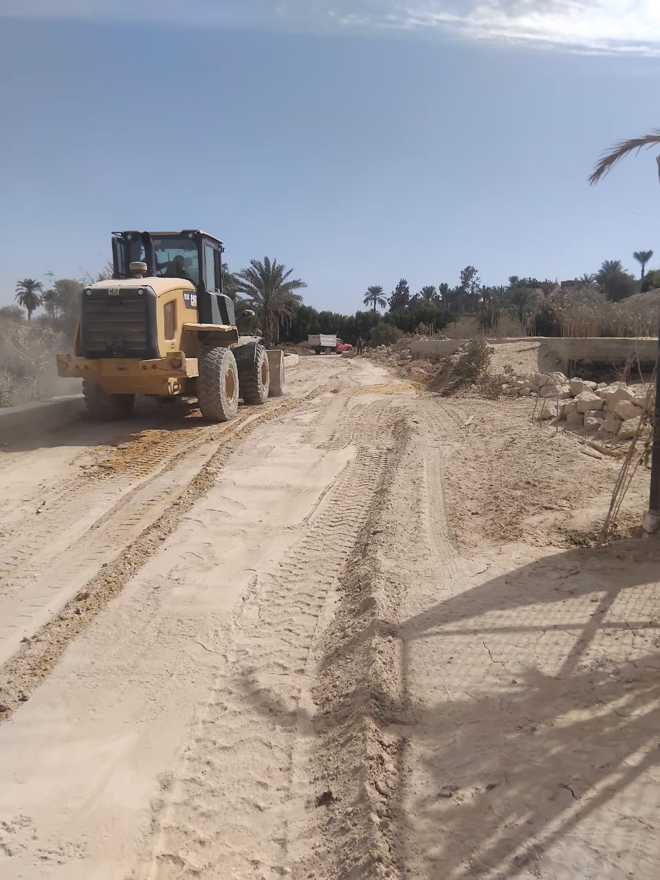 حملات للنظافة وصيانة الإنارة وتمهيد الطرق بمركز ومدينة يوسف الصديق بالفيوم&nbsp;