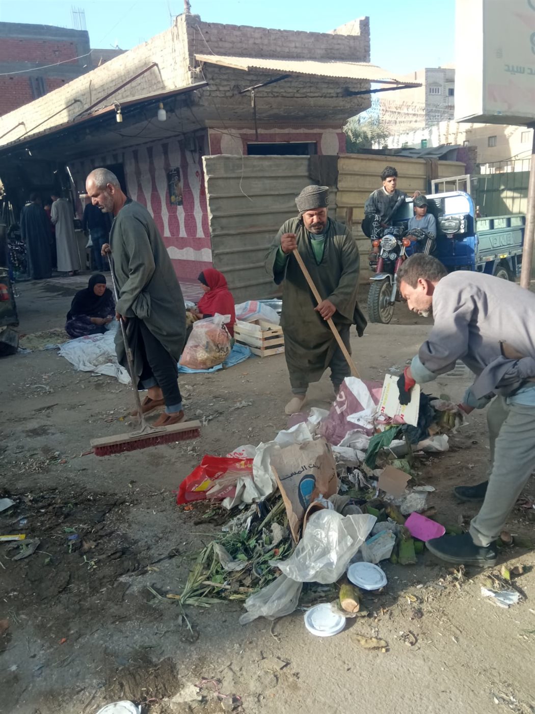 حملات مكثفة للنظافة ورفع الإشغالات وتحسين المظهر الحضاري بمركز ومدينة إطسا