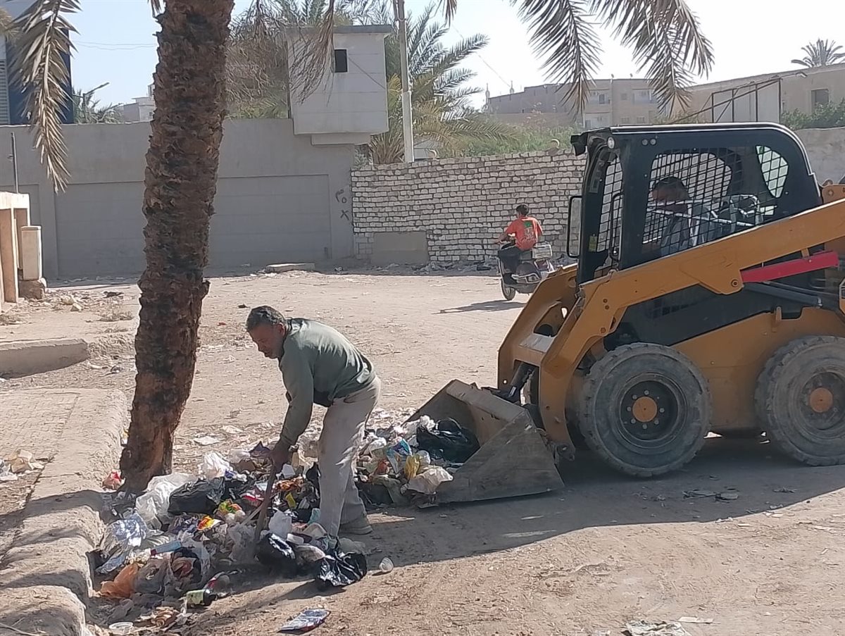 حملات للنظافة العامة وصيانة الإنارة وتمهيد الطرق بمركز ومدينة طامية بالفيوم&nbsp;