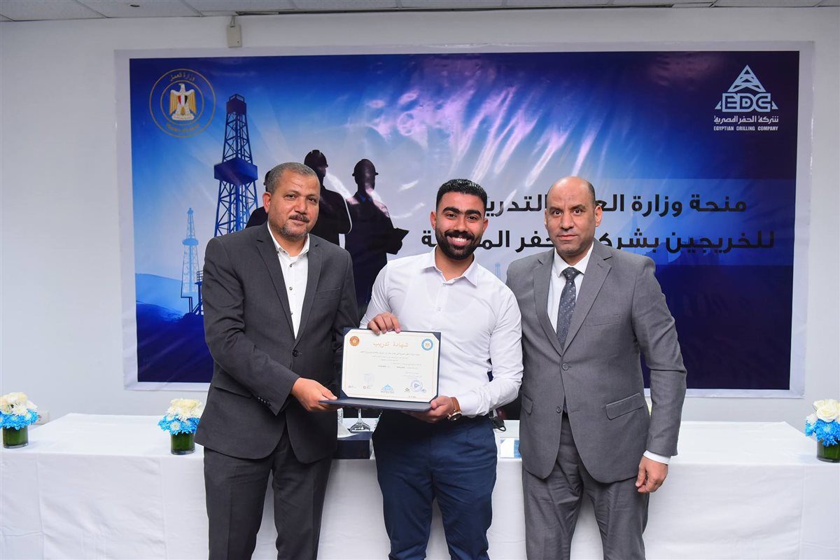 جانب من استلام شهادات اجتياز الدورات التدريبية