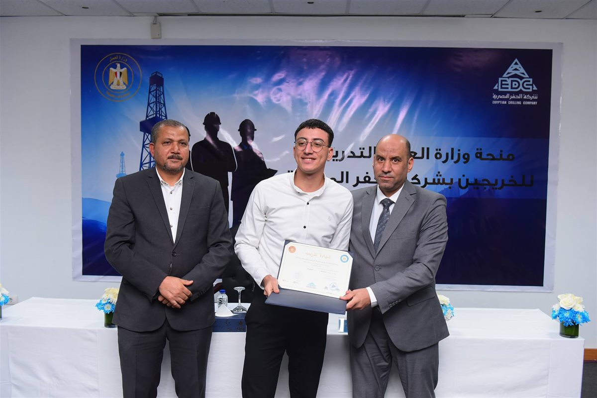 جانب من استلام شهادات اجتياز الدورات التدريبية