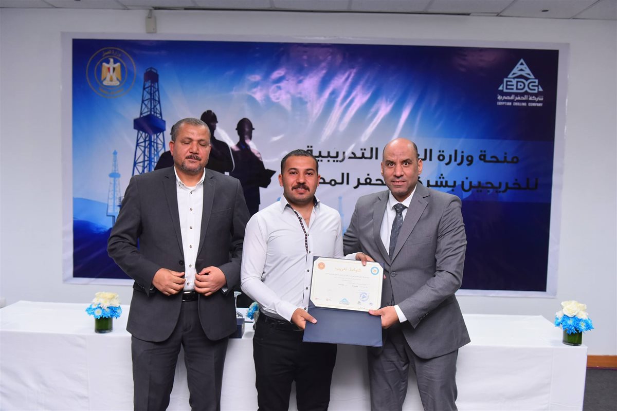 جانب من استلام شهادات اجتياز الدورات التدريبية