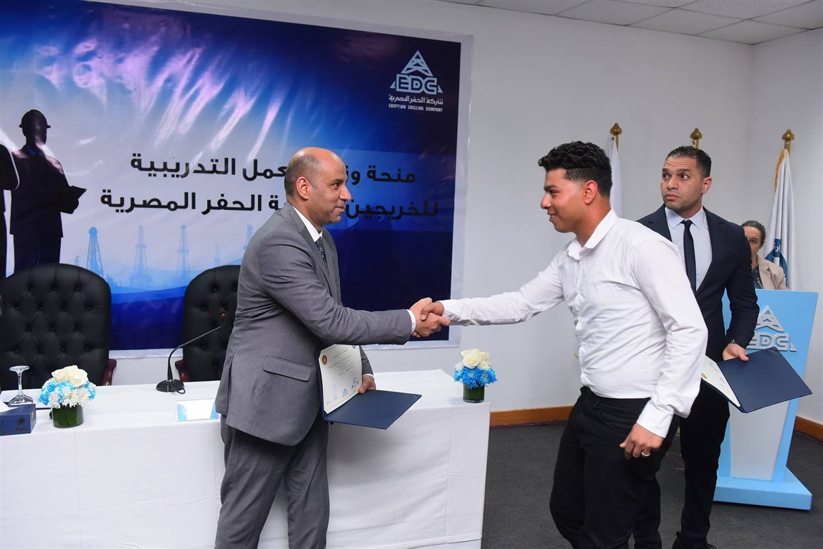 جانب من استلام شهادات اجتياز الدورات التدريبية