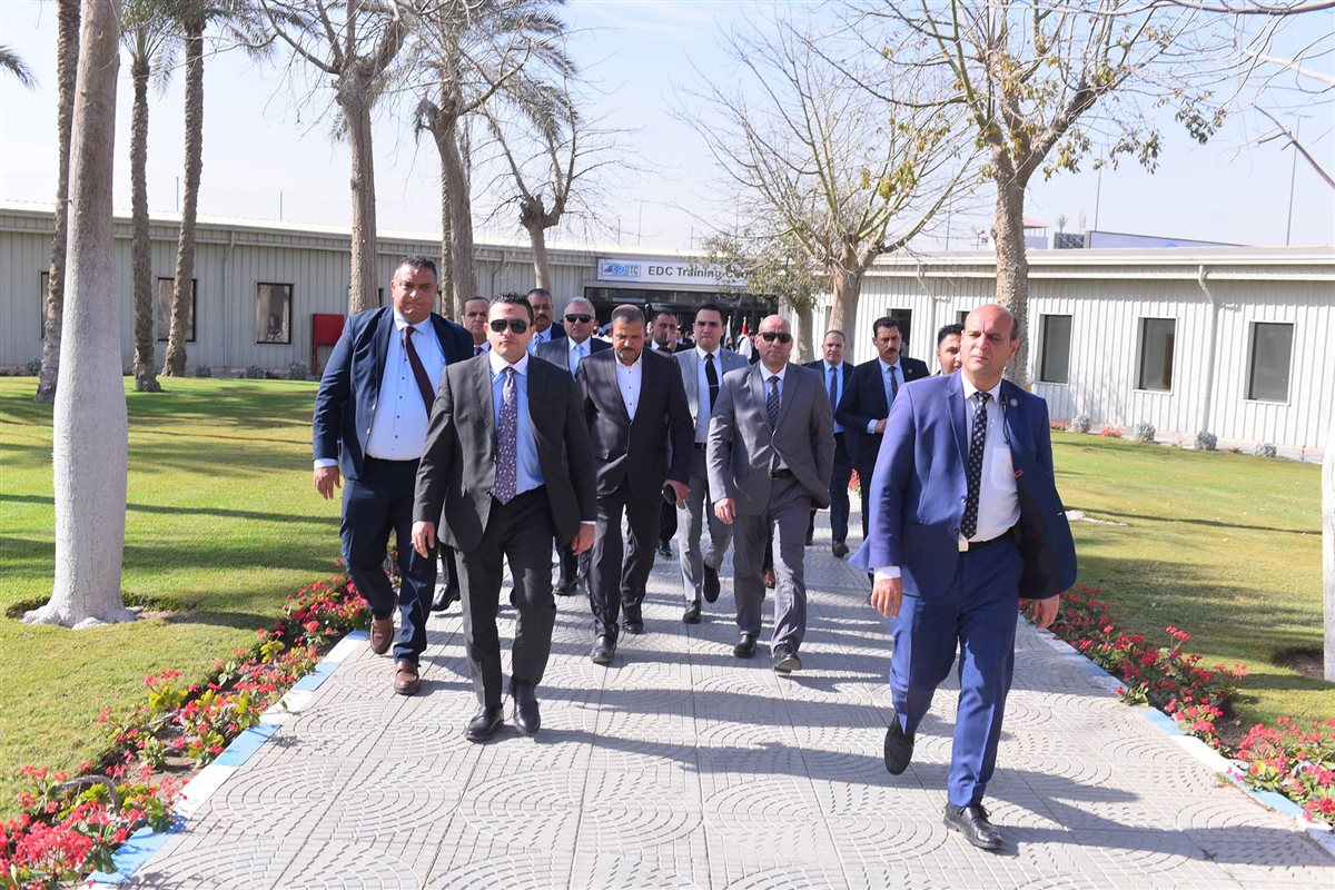 جانب من استلام شهادات اجتياز الدورات التدريبية