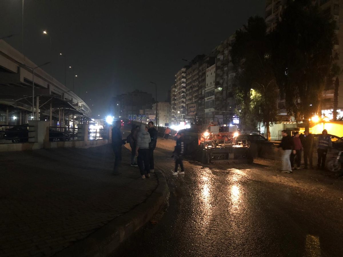 جانب من أعمال رصف مطلع كوبري أرض اللواء بالعجوزة&nbsp;