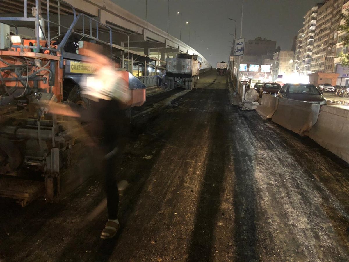 جانب من أعمال رصف مطلع كوبري أرض اللواء بالعجوزة&nbsp;