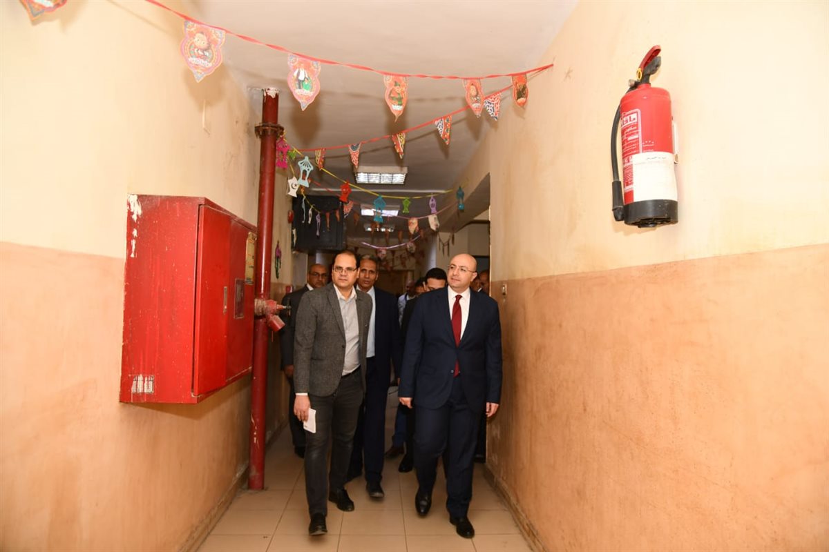 محافظ الفيوم يتفقد إدارات الديوان العام ويهنئ العاملين بشهر رمضان المبارك