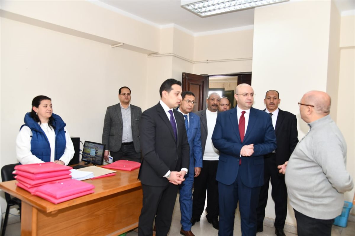 محافظ الفيوم يتفقد إدارات الديوان العام ويهنئ العاملين بشهر رمضان المبارك