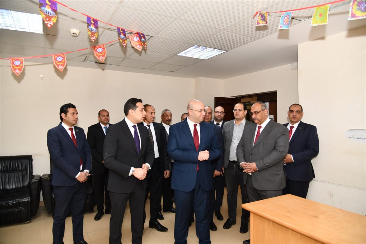 محافظ الفيوم يتفقد إدارات الديوان العام ويهنئ العاملين بشهر رمضان المبارك