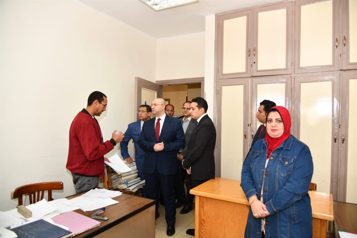 محافظ الفيوم يتفقد إدارات الديوان العام ويهنئ العاملين بشهر رمضان المبارك