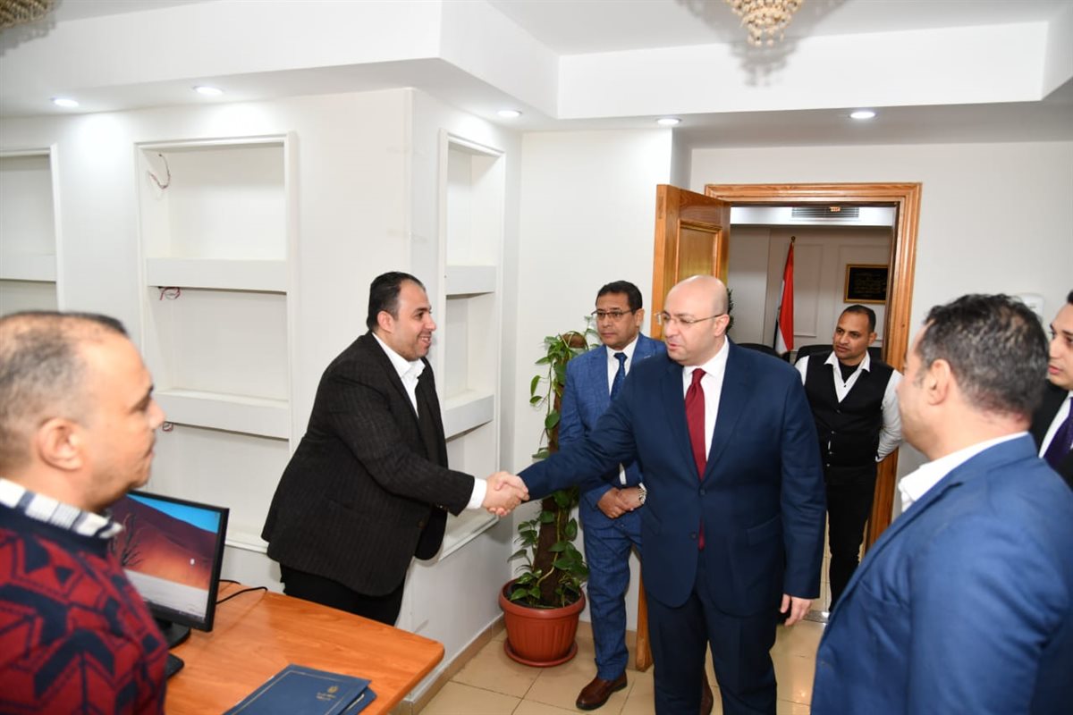 محافظ الفيوم يتفقد إدارات الديوان العام ويهنئ العاملين بشهر رمضان المبارك